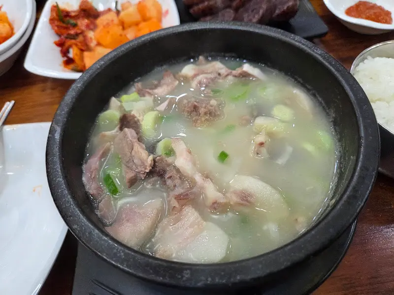 순대와 내장이 가득한 순대국밥