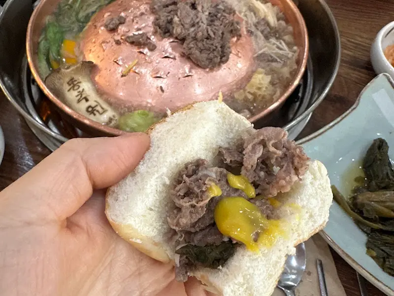 불고기 버거를 만들어 먹는 모습