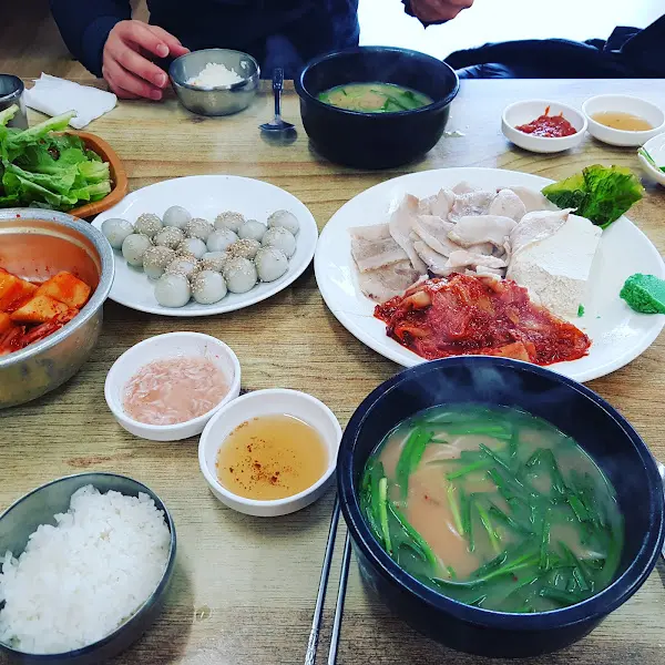 맛있는 식사 후 커피 한 잔