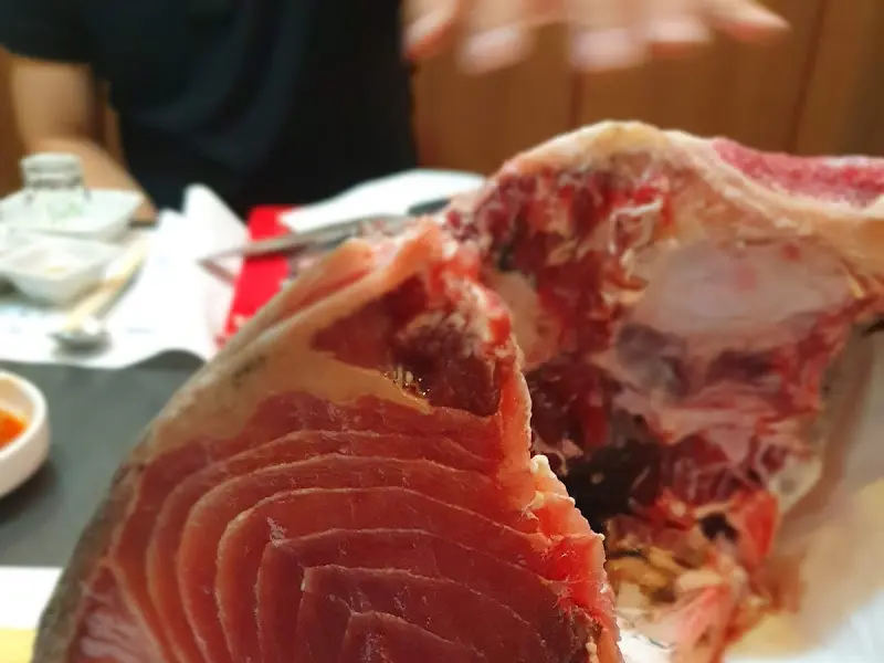 참치 해체 후 단면의 신선한 모습