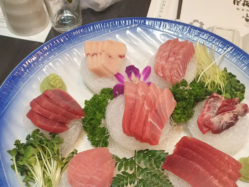 다양한 곁들임 찬과 함께 즐기는 참치