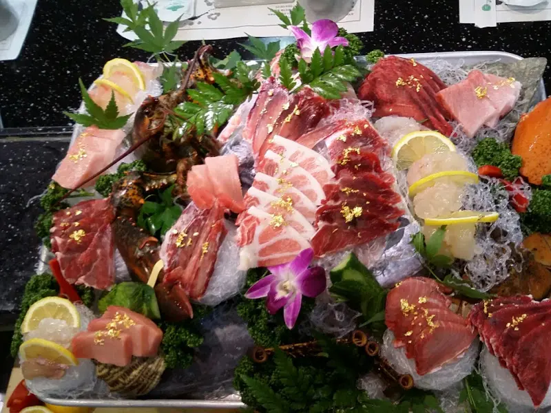 금가루가 뿌려진 고급스러운 참치 한 점