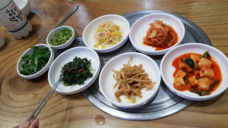 다채로운 밑반찬 구성