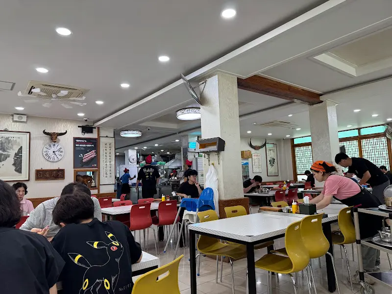 넓은 식당 내부