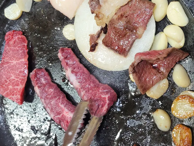 불판 위에서 익어가는 한우