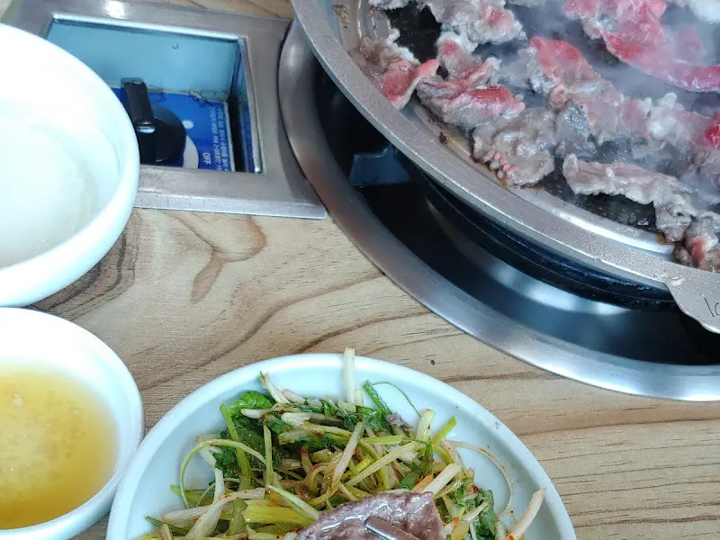 불판에 구워지는 차돌박이