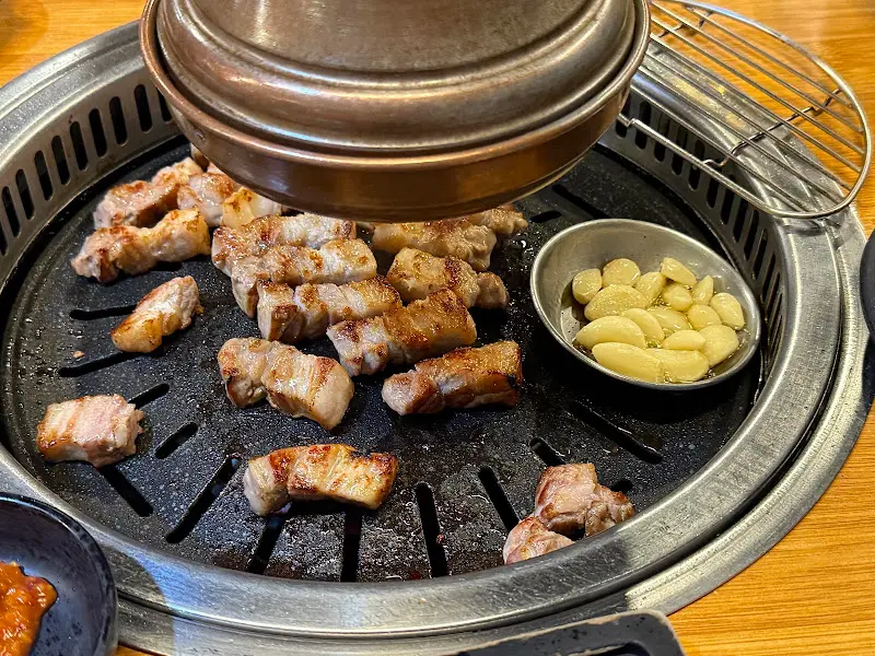 잘 구워진 삼겹살