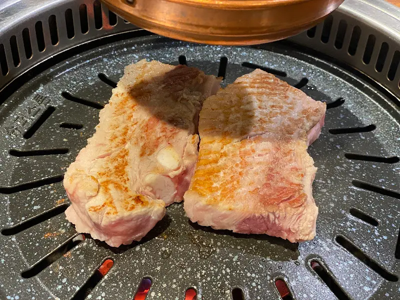 불판 위의 삼겹살