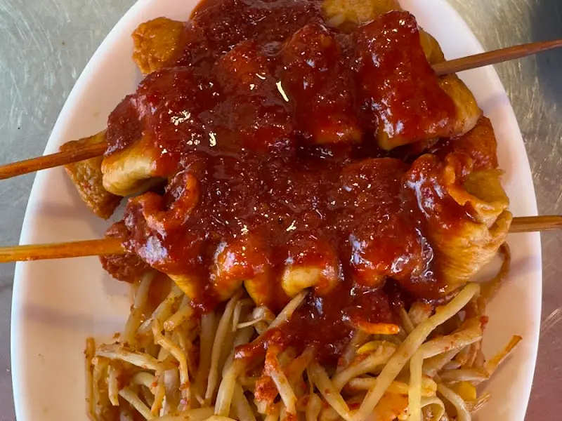 접시에 담긴 양념오뎅