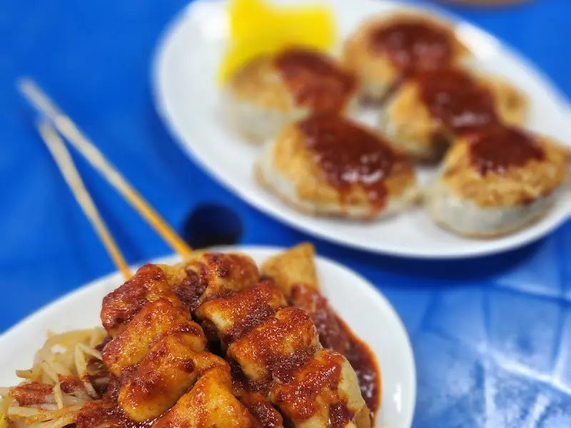 접시에 담긴 군만두와 양념오뎅