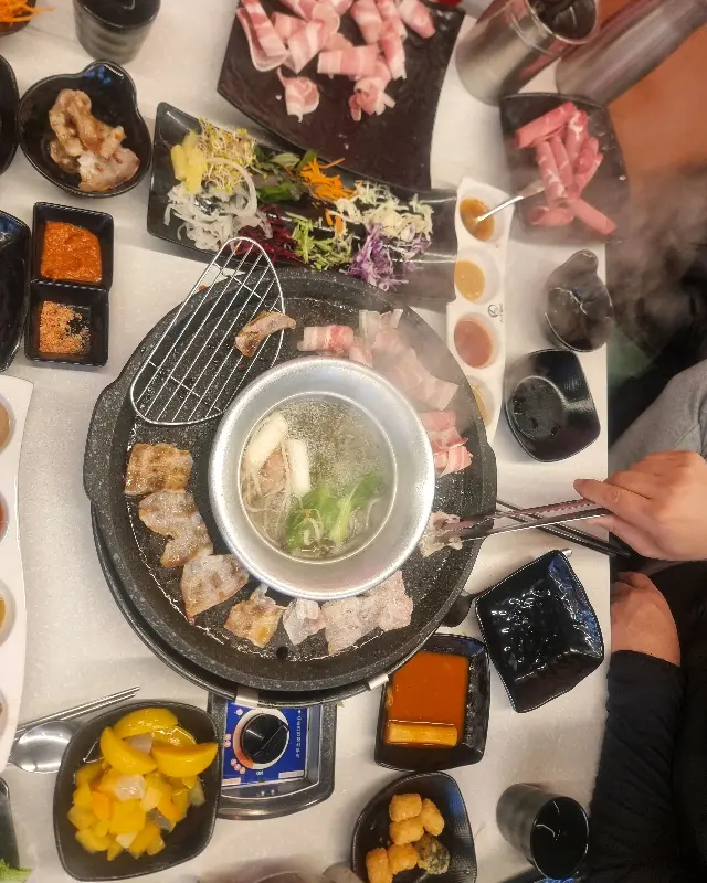 샤브샤브와 삼겹살을 동시에 즐기는 모습