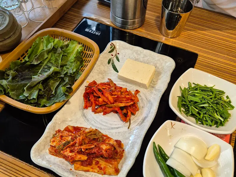 쌈 채소와 함께 즐기는 수육