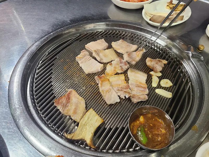 불판 위에서 익어가는 삼겹살