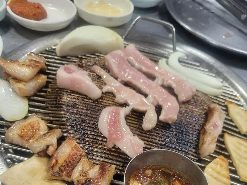 불판에 구워지는 돼지고기