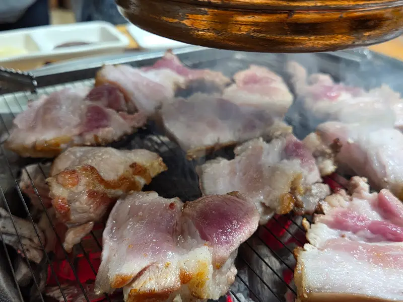 숯불 위에서 익어가는 오겹살