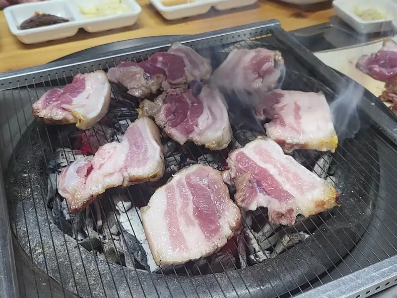 숯불에 구워진 오겹살