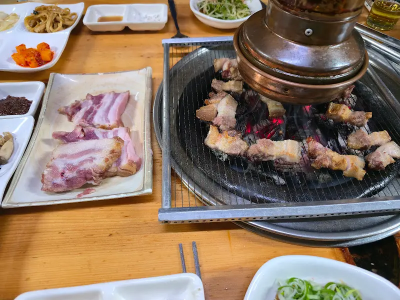 오겹살과 반찬, 숯불