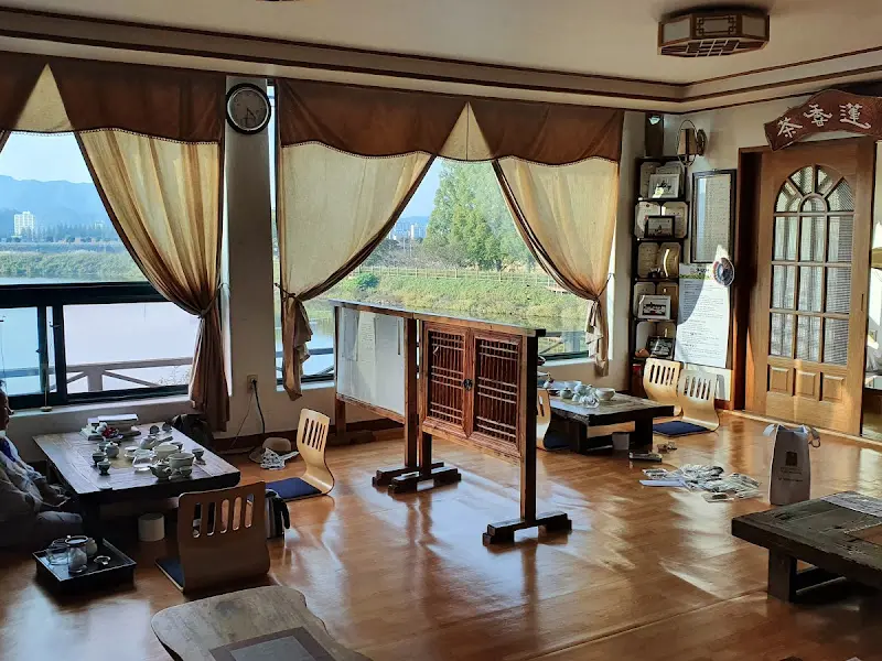 넓고 아늑한 평화다원 2층 내부