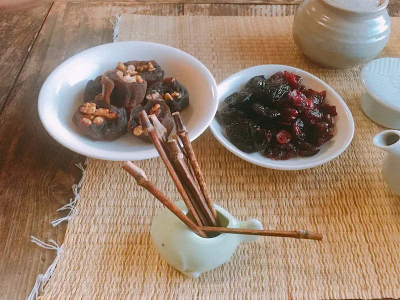 청태전과 함께 제공되는 다과