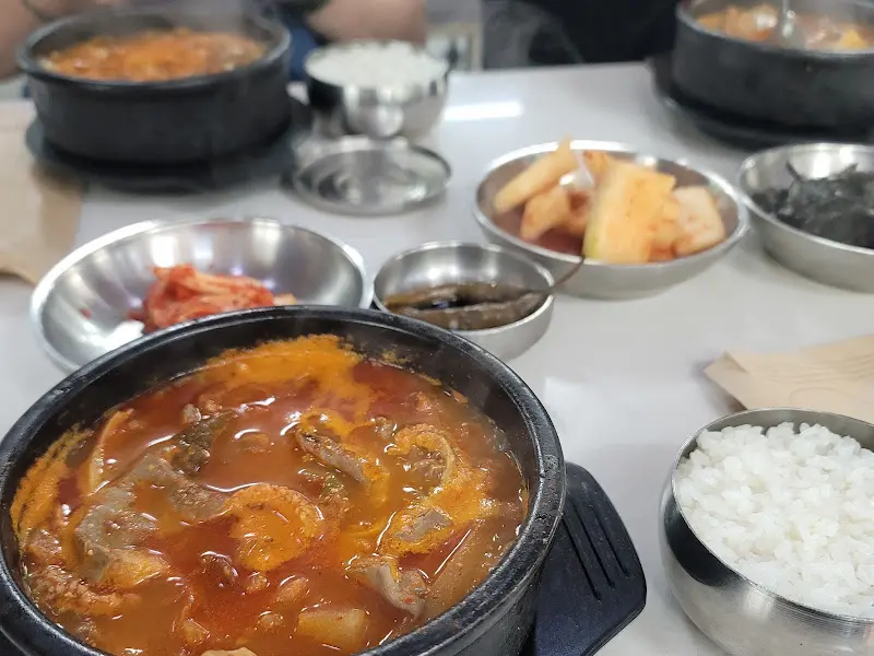 다양한 밑반찬과 함께 즐기는 내장탕