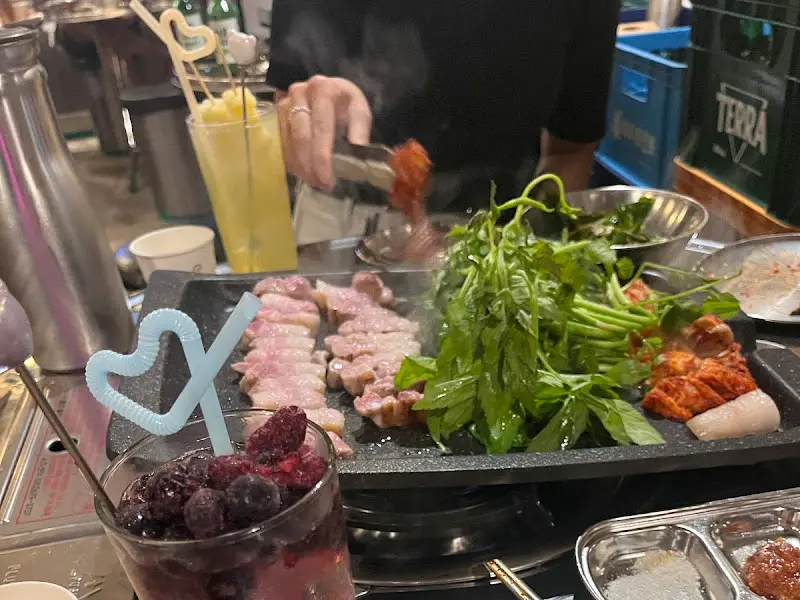 전문가의 손길로 구워지는 삼겹살