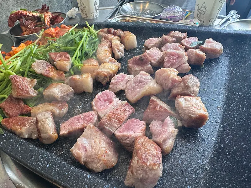 불판 위에서 익어가는 고기