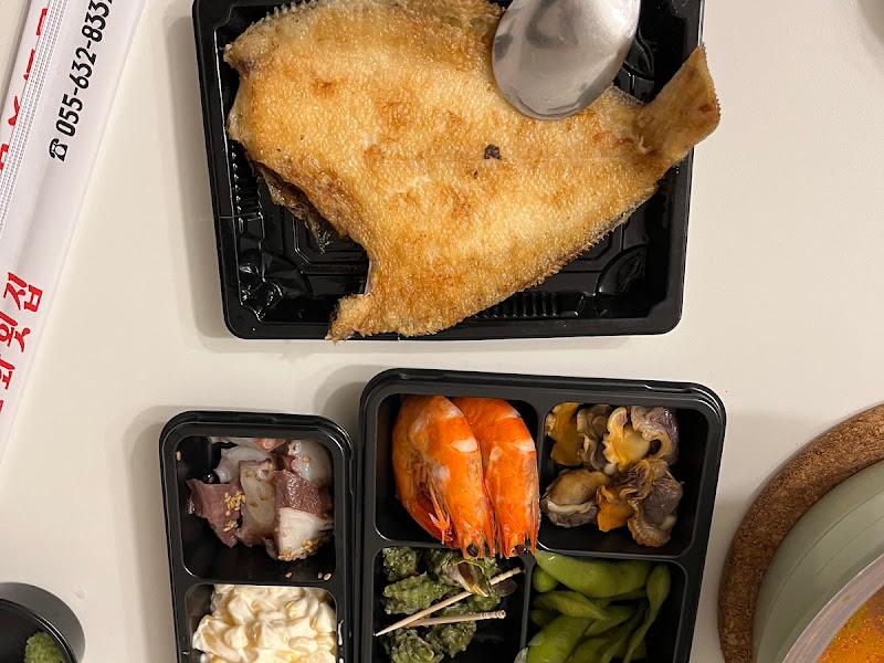 노릇하게 구워진 생선구이