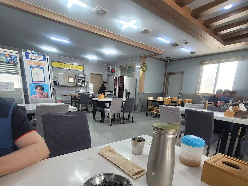 깔끔한 식당 내부