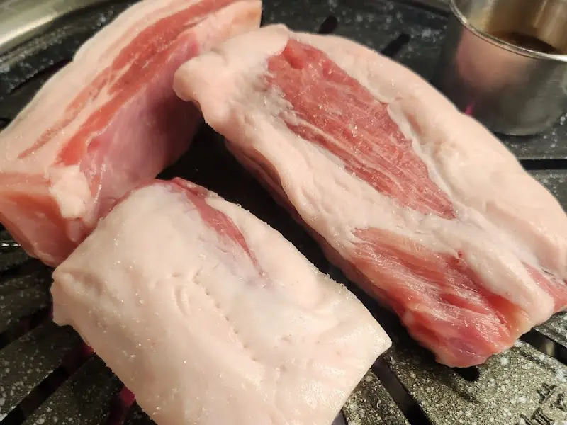 숯불 위에서 맛있게 익어가는 흑돼지