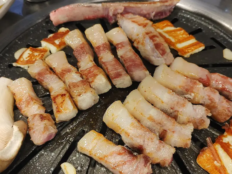 숯불 위에서 구워지는 흑돼지와 멜젓