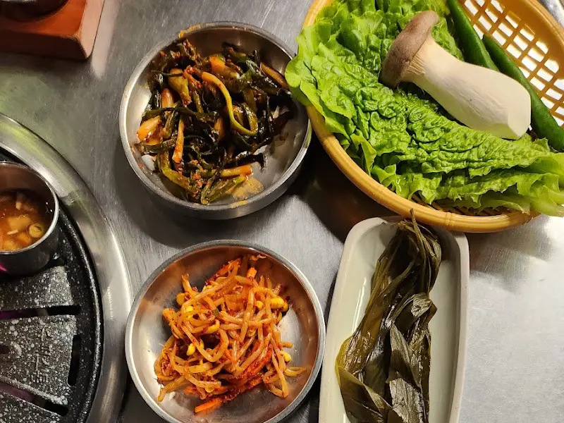 흑돼지와 함께 제공되는 다양한 곁들임 메뉴