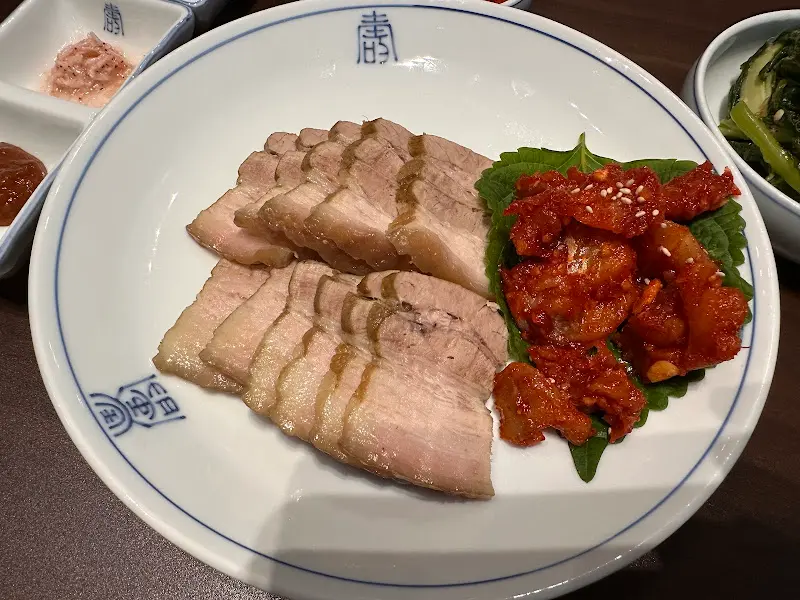 윤기가 흐르는 야들야들한 수육과 매콤한 명태회무침