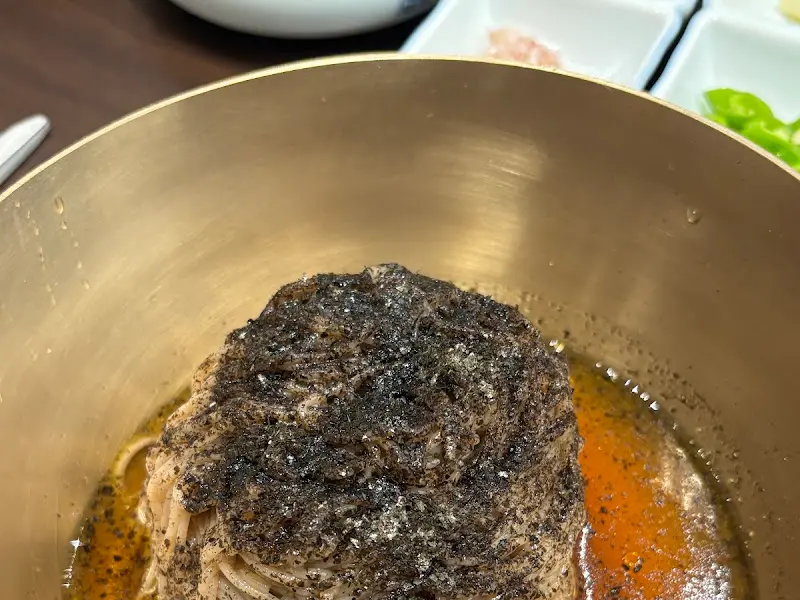 놋그릇에 담겨 나온 들기름 막국수