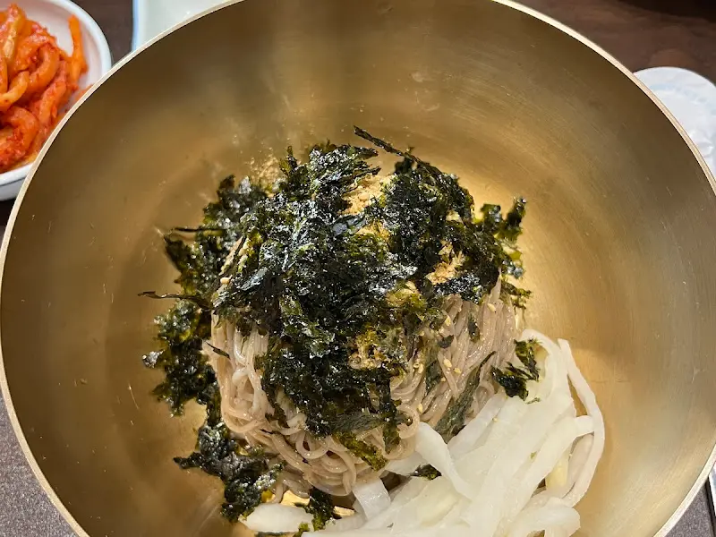 김 가루와 깨가 듬뿍 뿌려진 들기름 막국수의 모습