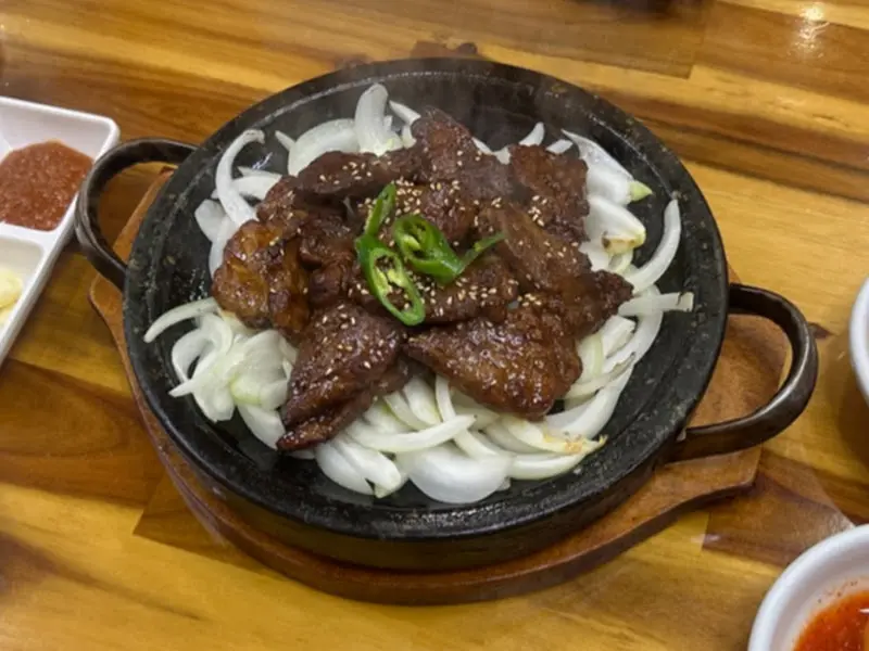 뜨겁게 구워져 나온 석갈비