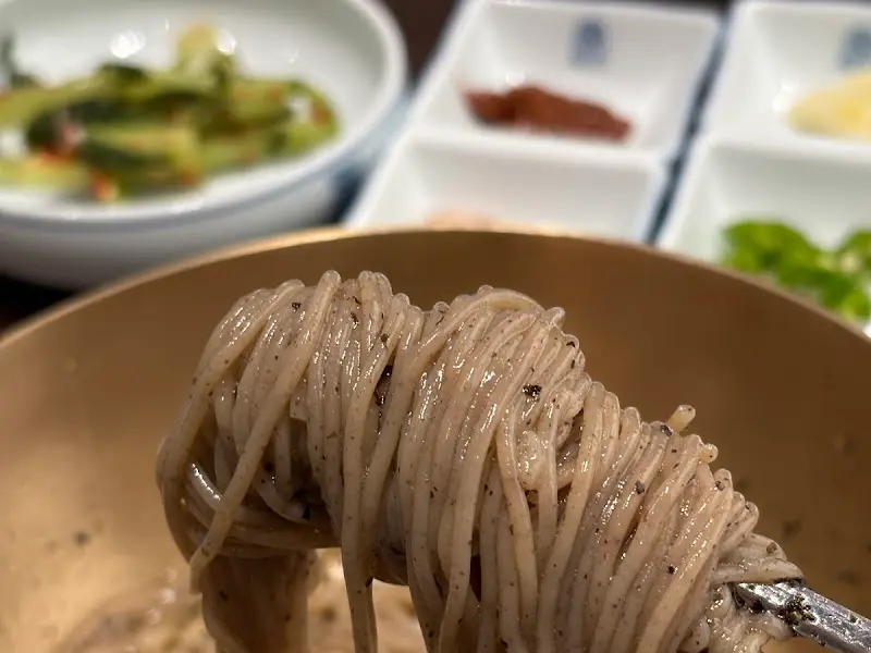 젓가락으로 집어 올린 메밀 막국수 면발