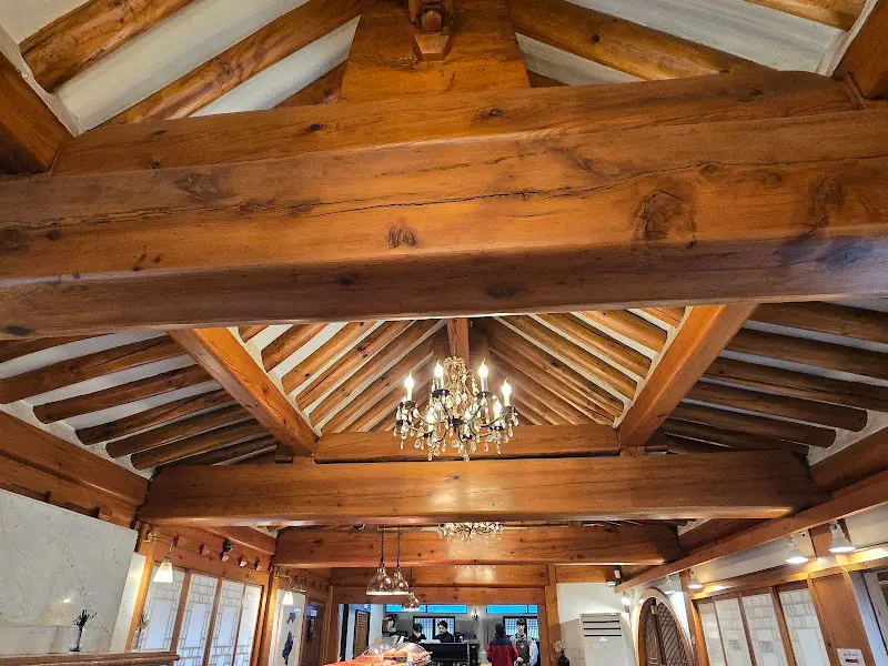 카페 내부 천장