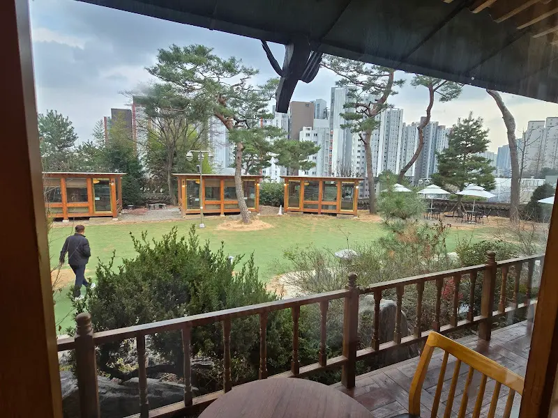 정원의 돔 형태 좌석