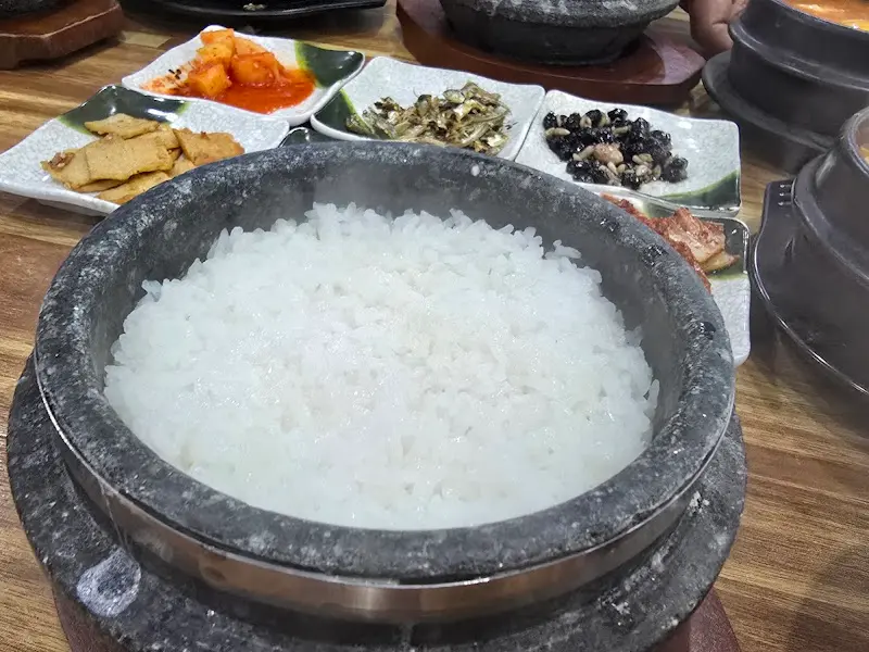 갓 지어 윤기가 흐르는 돌솥밥