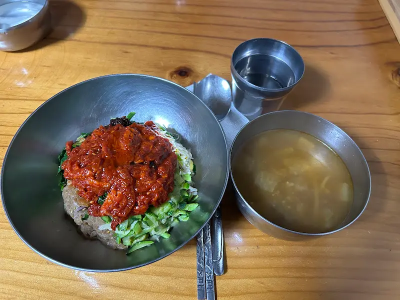 육회비빔밥과 선지해장국