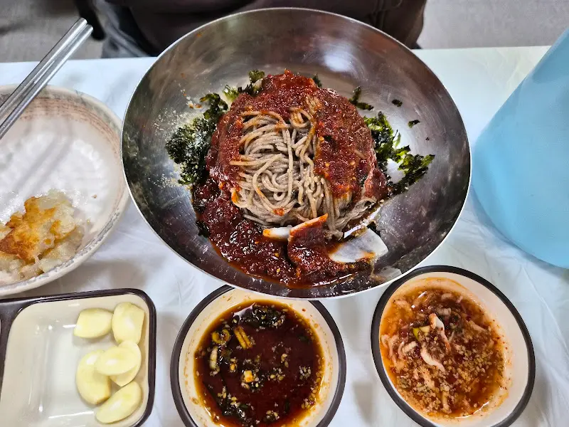 비빔막국수 근접샷
