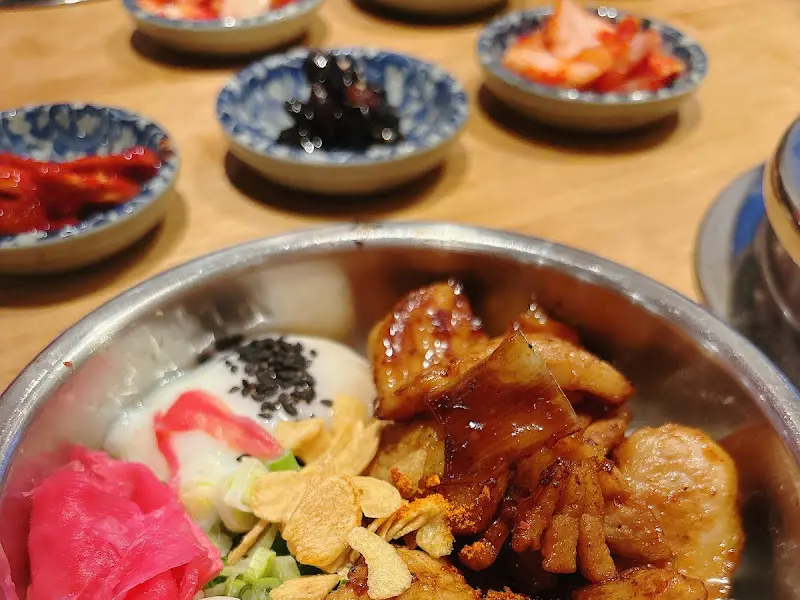 정갈한 밑반찬과 솥밥