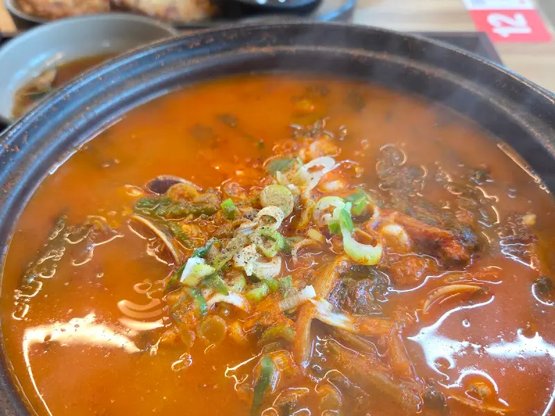 얼큰한 국물이 일품인 바지락 해장국