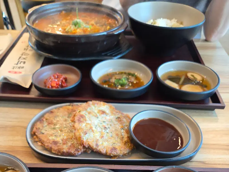 정갈하게 차려진 한 상