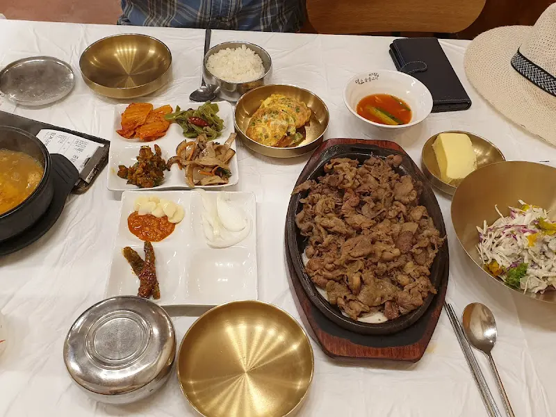 푸짐하게 차려진 돼지 숯불고기 한 상