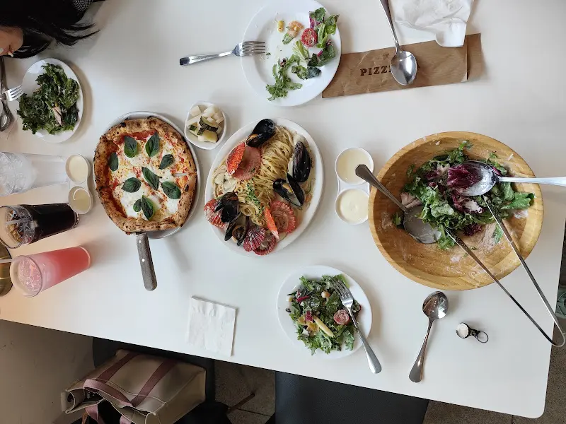 피자, 샐러드, 파스타