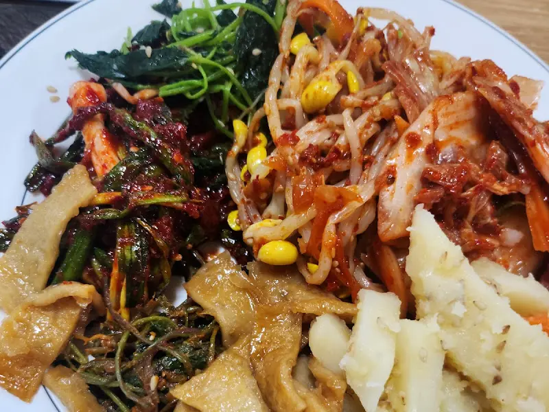 다채로운 반찬들