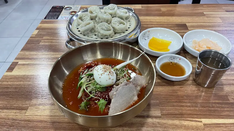 만두와 냉면이 함께 놓인 테이블