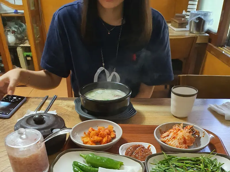 푸짐한 돼지국밥 한 상 차림