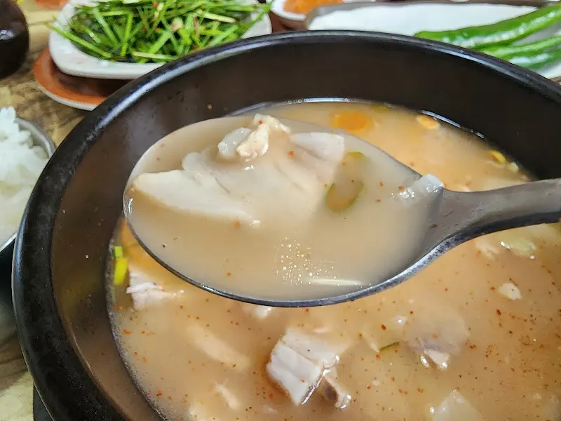 돼지국밥 국물과 고기
